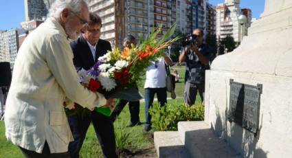 El Intendente Gustavo Pulti hizo entrega de una ofrenda floral al pie del monumento a Patricio Peralta Ramos, fundador de la ciudad en el 140º aniversario de Mar del Plata.