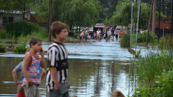 Casi 1.500 personas fueron evacuadas este sábado en localidades de la provincia de Buenos Aires a raíz del temporal que afectó el área metropolitana, de las cuales 1.350 corresponden a La Matanza, mientras en Luján son 140 y el río se encontraba en baja tras el desborde del viernes.
