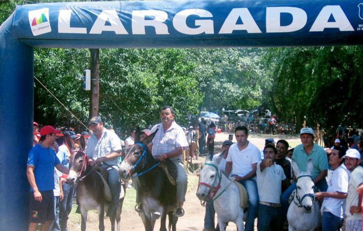 En Córdoba, los intendentes montan burros para ganar viviendas sociales