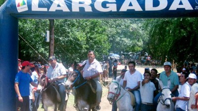 En Córdoba, los intendentes montan burros para ganar viviendas sociales