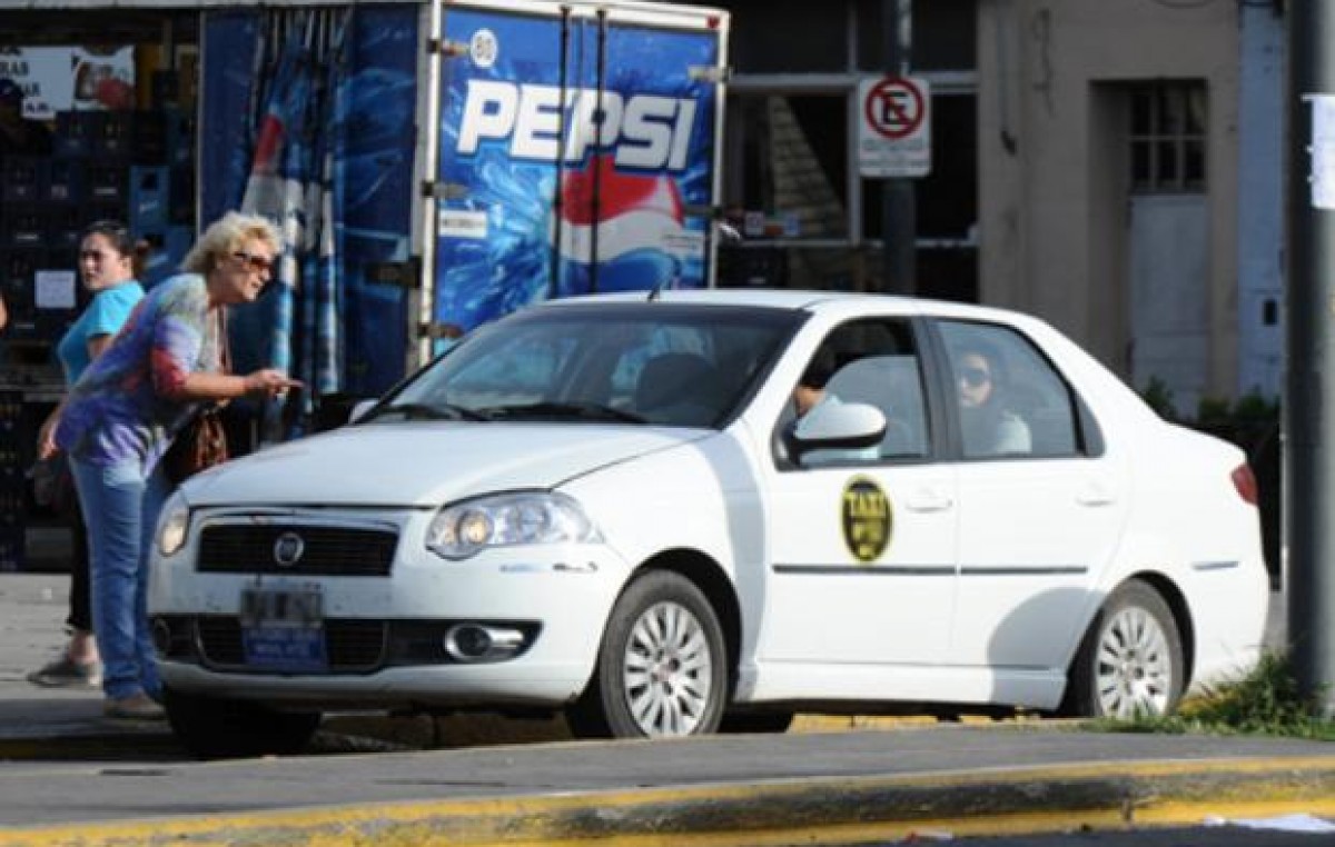 Denuncian que hay más de cuatro mil remises ilegales en Rosario