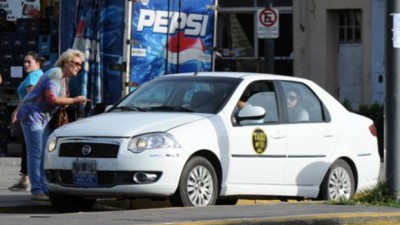 Denuncian que hay más de cuatro mil remises ilegales en Rosario