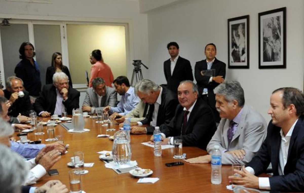 De Vido se reunió con intendentes bonaerenses por la evolución de la construcción