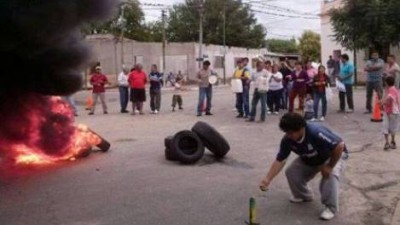 Municipales de Paclín rechazaron aumento y cortaron ruta