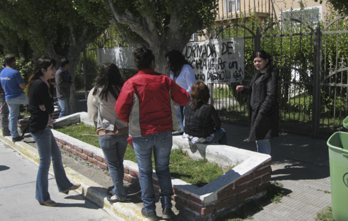 Trabajadores del municipio de Río Mayo llevan cuatro días de medidas de fuerza