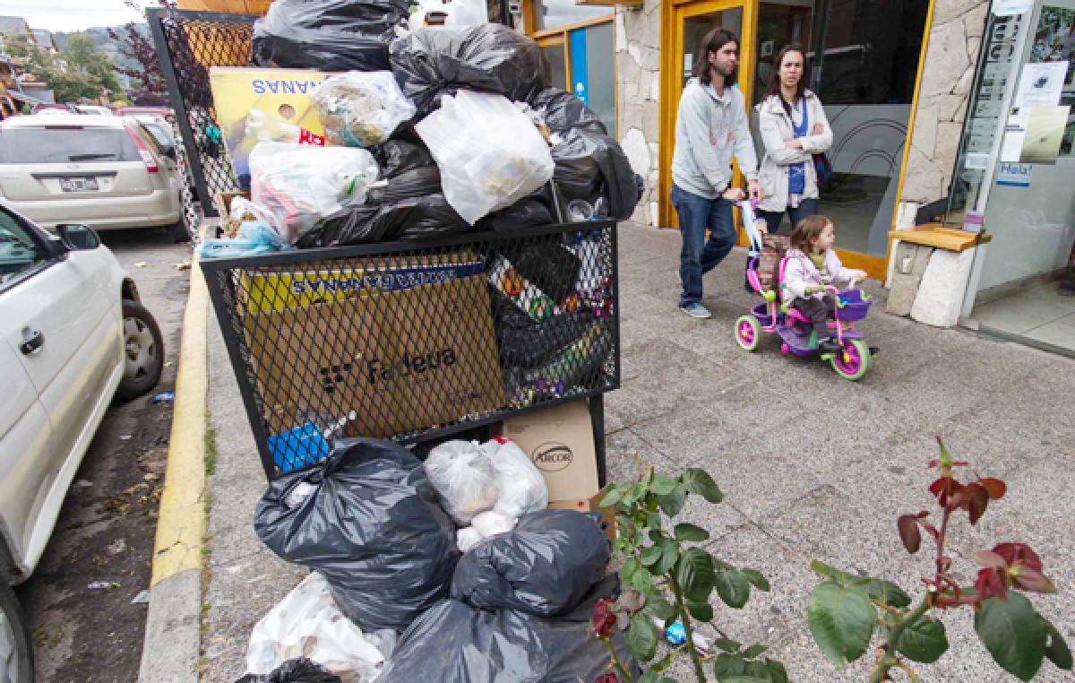 San Martín de los Andes desborda basura por un conflicto salarial