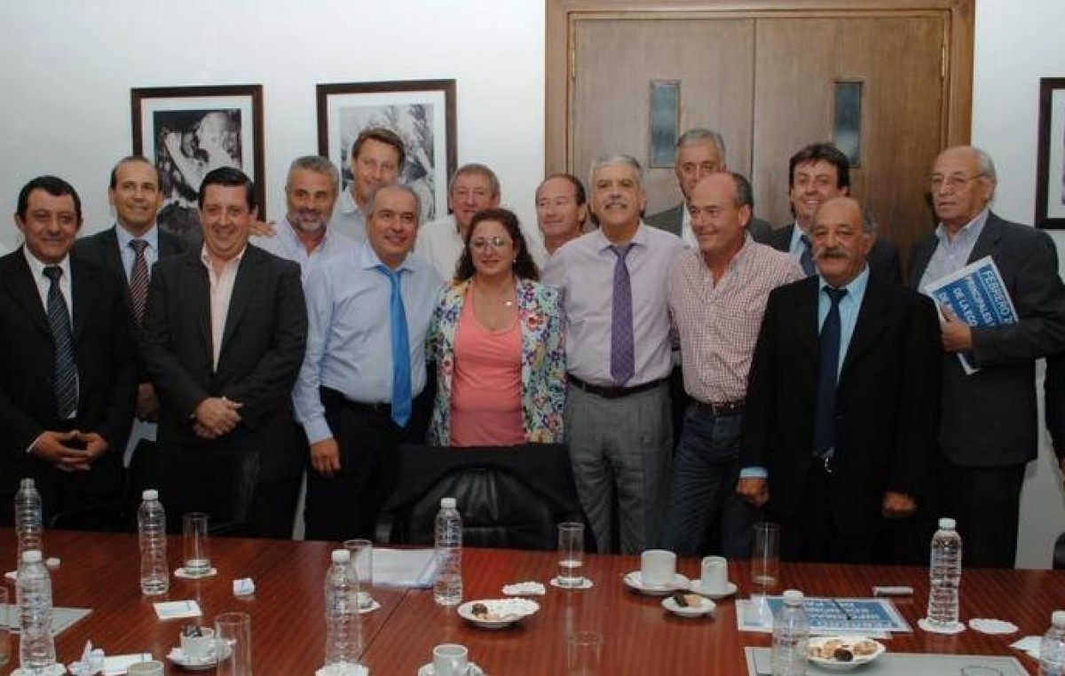 Buenos Aires: Intendentes de la 6º Sección acordaron con De Vido controlar precios de materiales para obra pública
