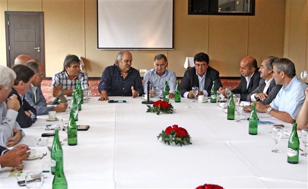 EL MINISTRO DE SEGURIDAD, ALEJANDRO GRANADOS DURANTE LA ÚLTIMA REUNIÓN CON INTENDENTES PARA AVANZAR EN EL ANÁLISIS DE UN PROYECTO DE POLICÍAS MUNICIPALES