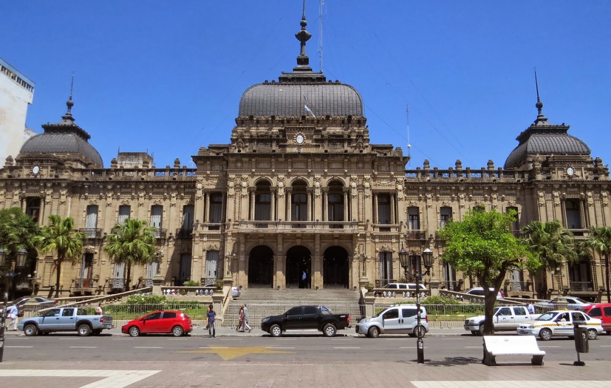 Municipales de Tucumán piden una suba del 100%
