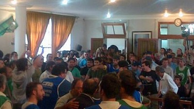 Una protesta de militantes y vecinos impidió que los concejales de Río Cuarto trataran la suba del boleto