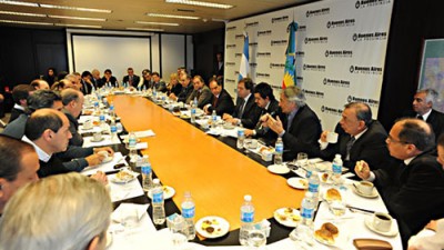 Scioli almorzó con intendentes para evitar fugas y con la Policía comunal en debate