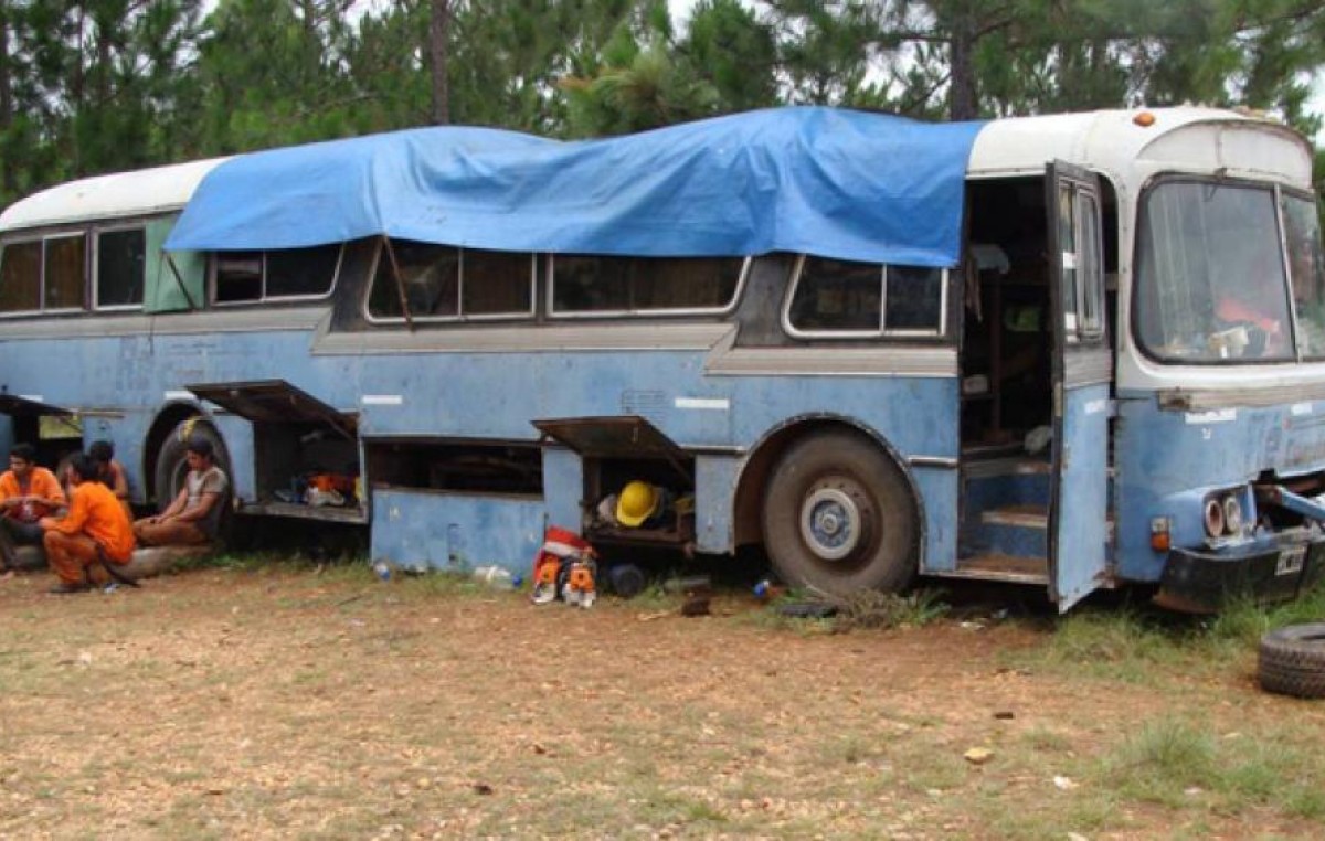 Afip detectó que 21 empleados de una empresa dormían en un colectivo abandonado y sin las condiciones mínimas de higiene