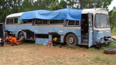 Afip detectó que 21 empleados de una empresa dormían en un colectivo abandonado y sin las condiciones mínimas de higiene