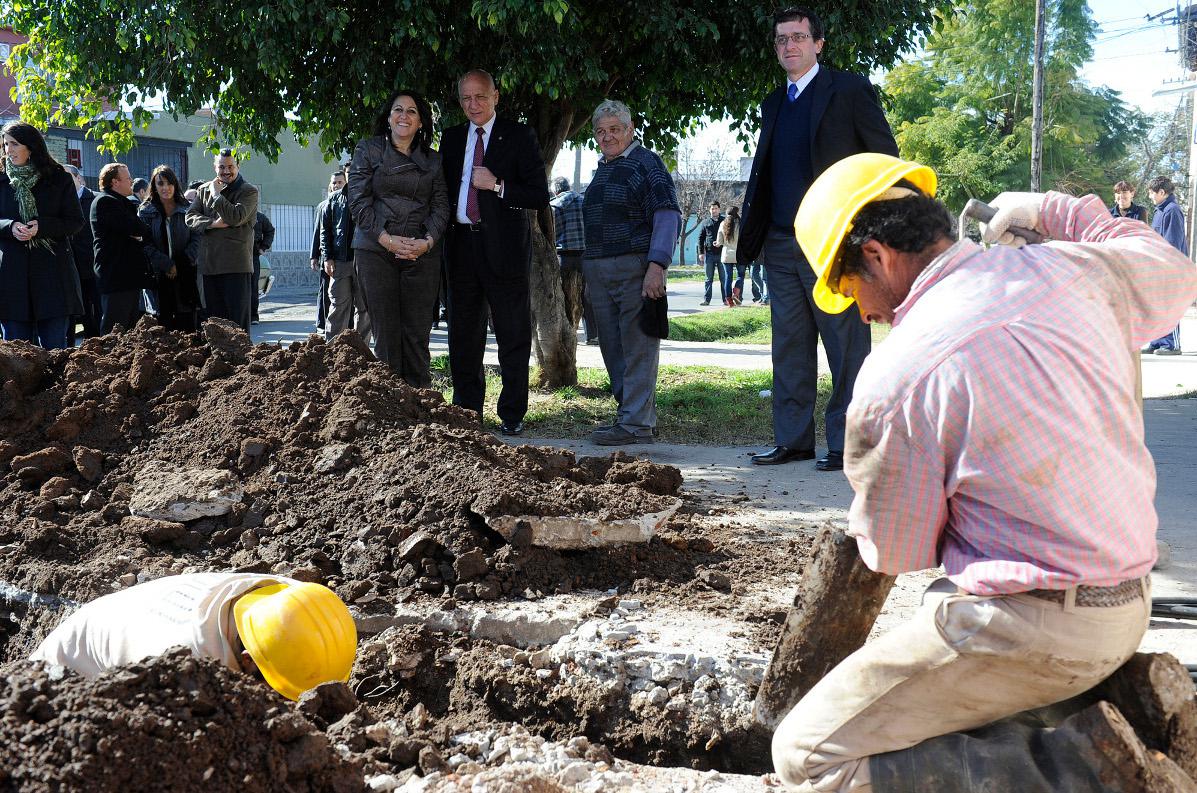Bonfatti recorrió obras de cloacas en el barrio San Francisquito de Rosario
