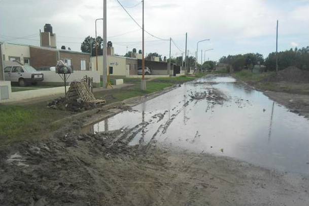 INTRANSITABLES. LO ÚNICO QUE TIENEN LAS CALLES DE TIERRA ES EL CORDÓN CUNETA.
