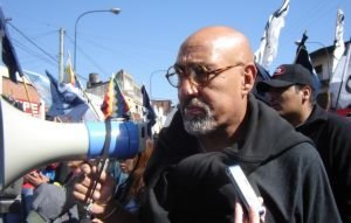 Denuncian al “Perro” Santillán como “instigador a cometer delito”