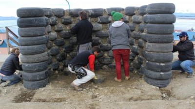 El Municipio de Ushuaia realiza garitas de colectivo con neumáticos, latas y botellas