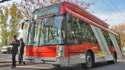 Intendente de Córdoba compró en Rusia troles que se fabrican en Mendoza