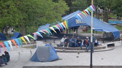 Continúa el acampe de los municipales en San Pedro
