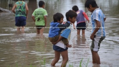 El avance de las aguas en las reservas aborígenes de Saenz Peña dejó a muchas familias casi aisladas
