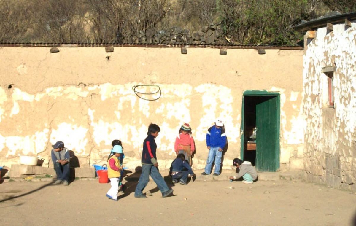En Molulo, el agua para la escuela está a 140 metros