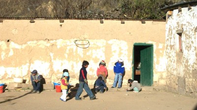 En Molulo, el agua para la escuela está a 140 metros