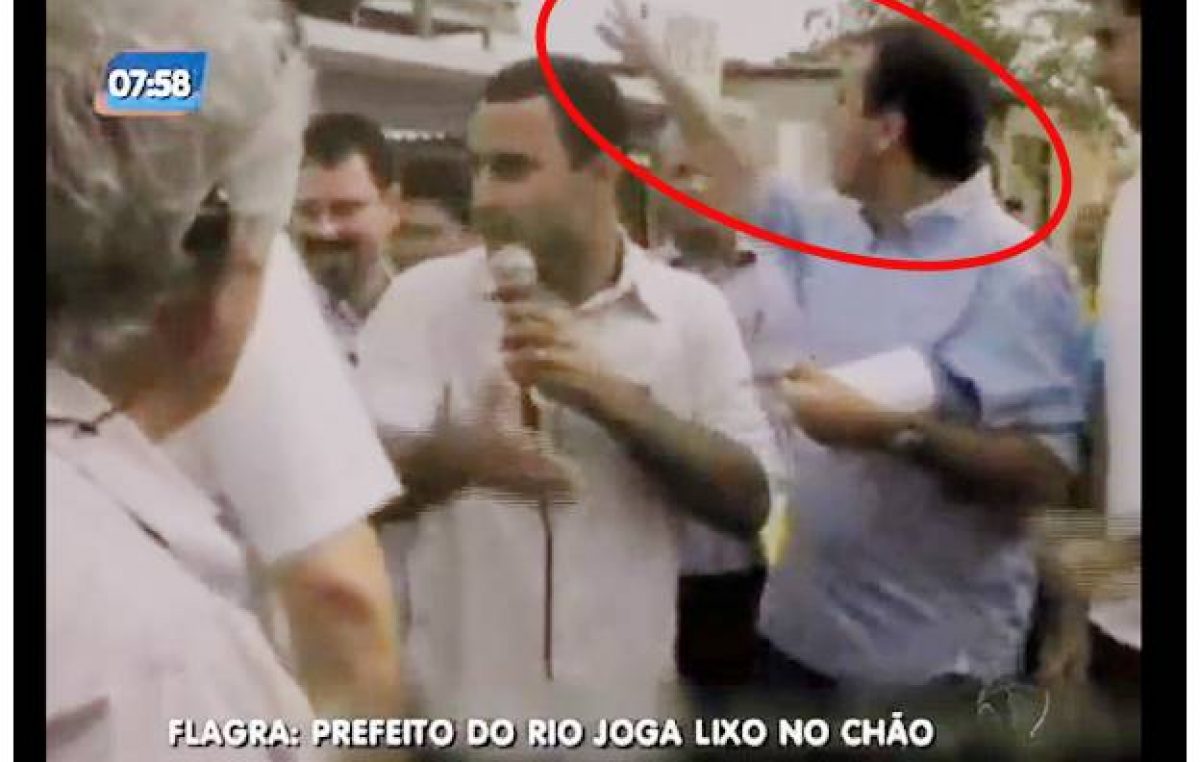 Alcalde se multa a sí mismo por tirar basura al suelo