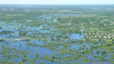 Corrientes: A través de un helicóptero acercaron alimentos a pobladores aislados por el agua