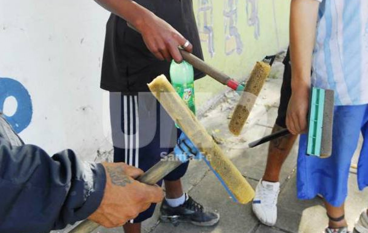 A pesar del programa, todavía quedan chicos limpiavidrios en las calles de Santa Fe