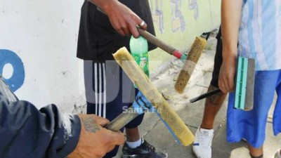 A pesar del programa, todavía quedan chicos limpiavidrios en las calles de Santa Fe