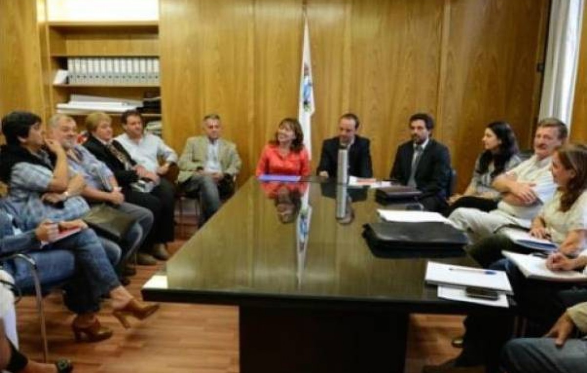Paraná ofertó una suba salarial del 27,6% sobre el haber básico