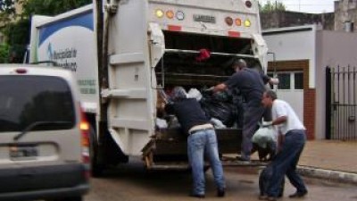 Intendente salió a recolectar residuos tras el paro en Chacabuco