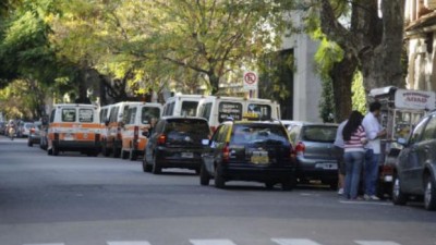 El municipio quiere prohibir el estacionamiento frente a unas 50 escuelas rosarinas