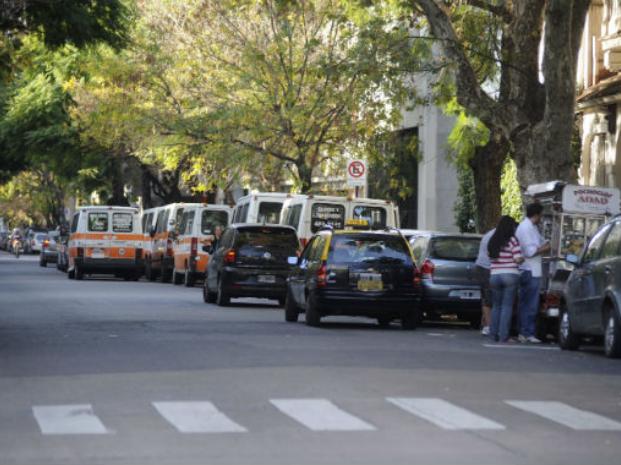 En infracción. La postal habitual de coches en doble fila frente a los colegios, una conducta difícil de erradicar. (Foto: C. Mutti Lovera)
