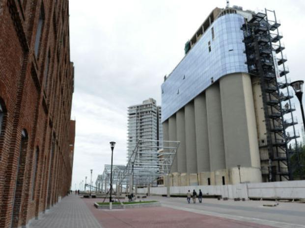 El nuevo paseo peatonal termina con una increíble vista de la barranca. A la derecha se observa cómo avanza la construcción del hotel sobre la estructura de los antiguos silos portuarios. (Foto: F. Guillén)