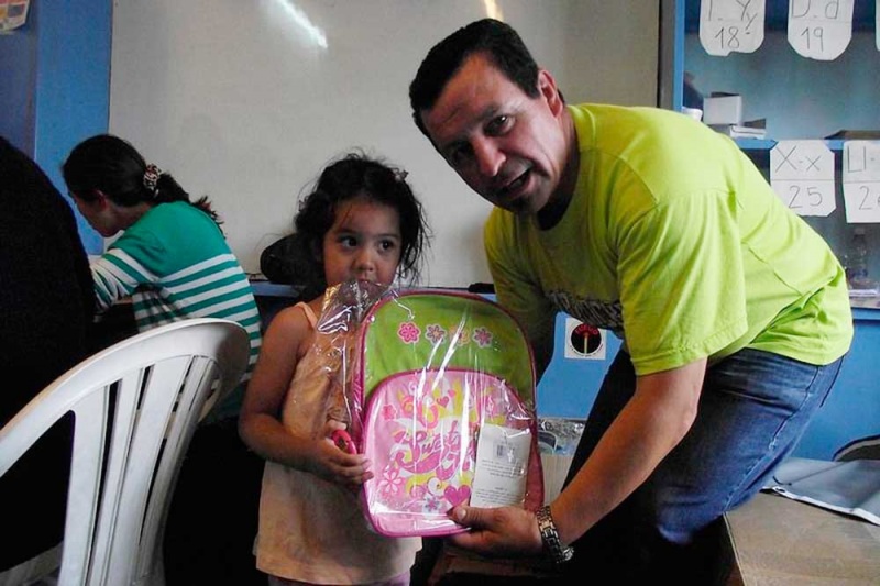 Ramón, empleado municipal, entregando una mochila