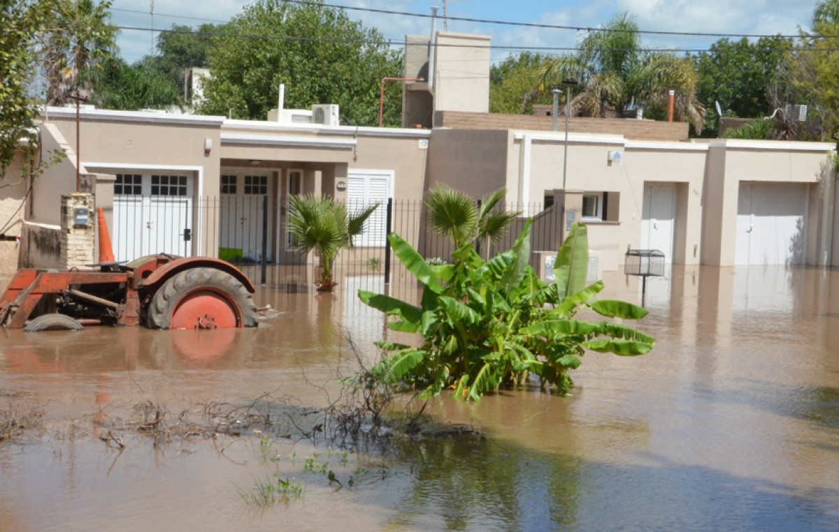Por crecida del río Ctalamochita, evacuaron 1600 vecinos y demolieron parte de Ruta 2