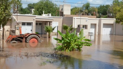 Por crecida del río Ctalamochita, evacuaron 1600 vecinos y demolieron parte de Ruta 2