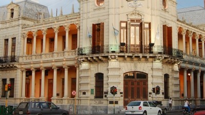 El Ejecutivo de Paraná ofreció redistribuir el aumento: 20 por ciento en marzo y 7,6 en agosto