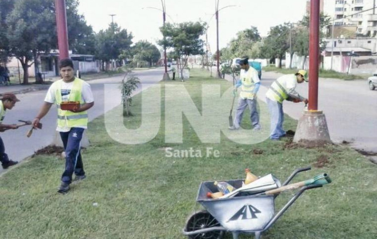 Ex limpiavidrios de la ciudad de Santa Fe le lavaron la cara a una avenida