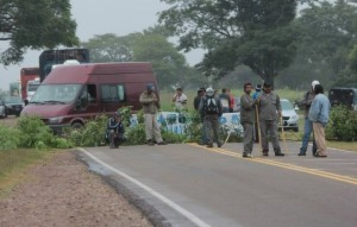 Segunda jornada de lucha de municipales de Yuto: está cortada la ruta nacional 34