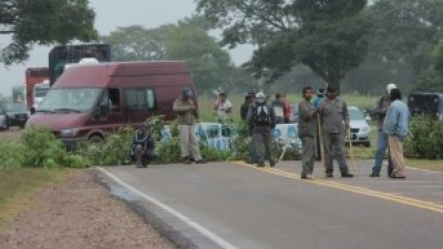 Segunda jornada de lucha de municipales de Yuto: está cortada la ruta nacional 34