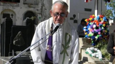 «El pueblo está muerto de hambre y los concejales muertos de risa»