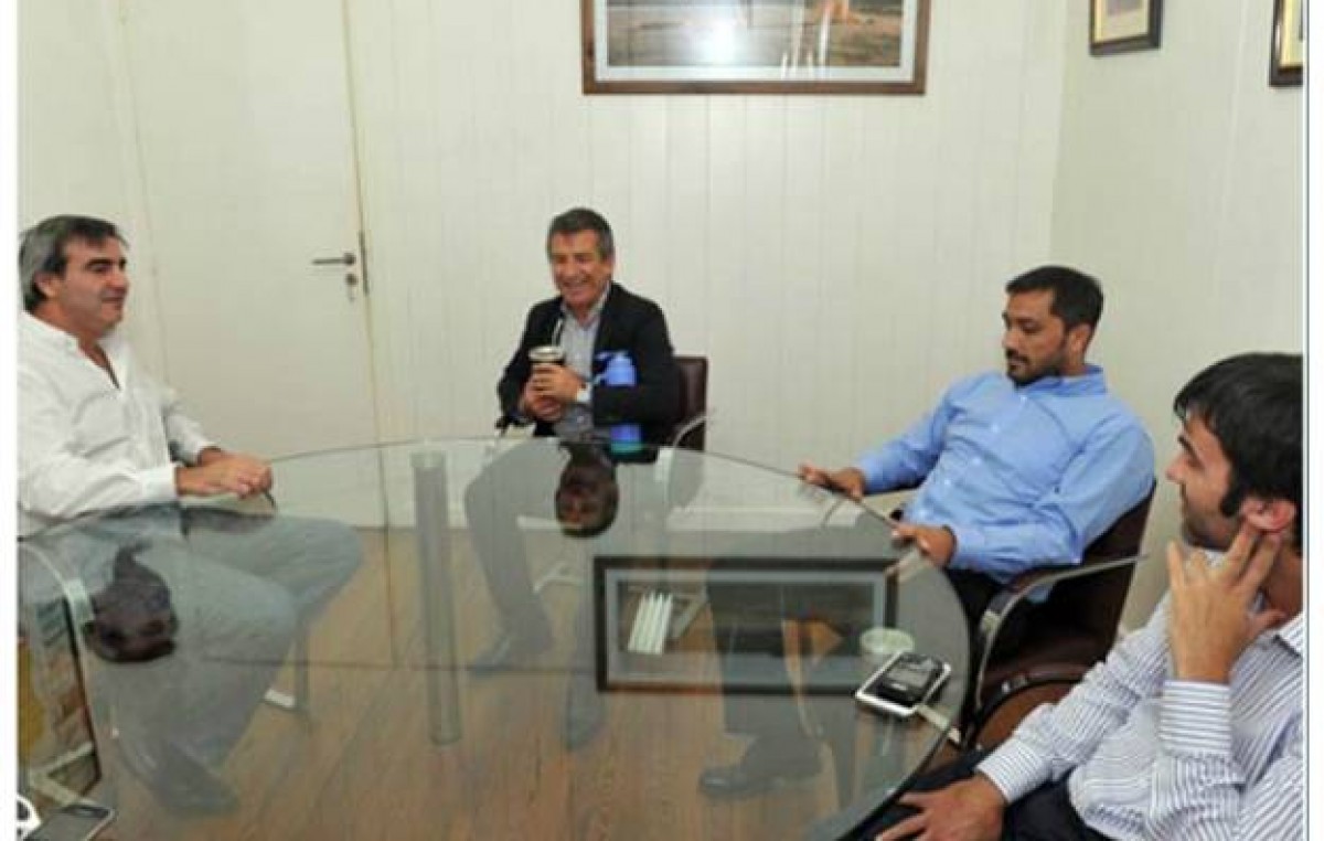 Con intendentes bonaerenses, Urribarri se viste de candidato