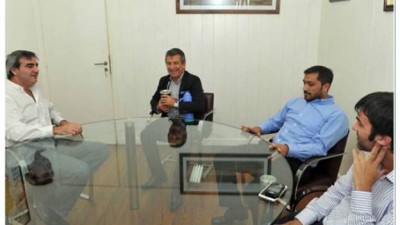 Con intendentes bonaerenses, Urribarri se viste de candidato