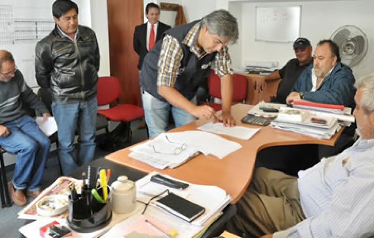 Acuerdan 32 por ciento de aumento para municipales de Rawson