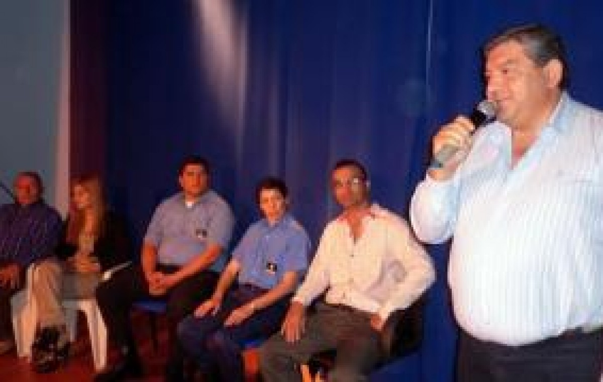 Intendente de Recreo toma 40 jóvenes para Guardia Urbana y la presenta como “paso previo para integrar la Policía”