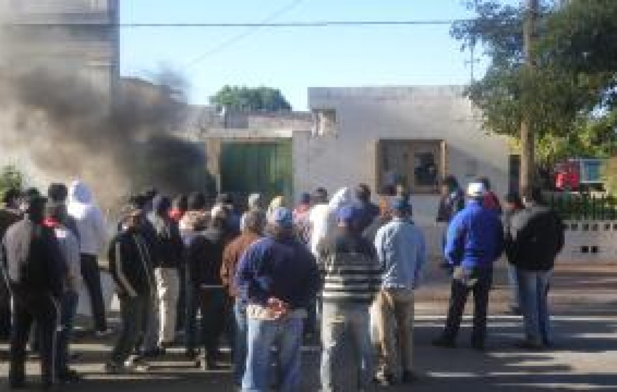 Municipales de Icaño retoman medidas y cortan ruta N° 2