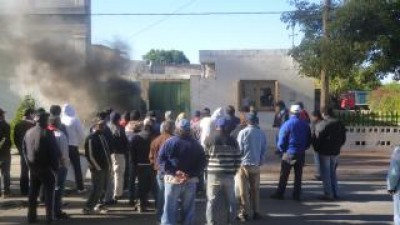 Municipales de Icaño retoman medidas y cortan ruta N° 2
