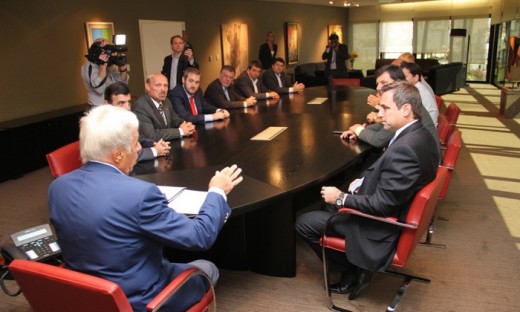 De la Sota recibió ayer en El Panal a intendentes radicales. De la reunión también tomaron parte los ministros de Gobierno y Seguridad, Walter Saieg; de Agua, Ambiente y Servicios Públicos, Fabián López; de Comunicación y Desarrollo Estratégico